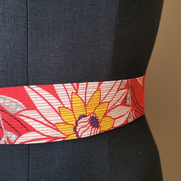 Red fabric floral belt with yellow retro buckle - Picture 6 of 7